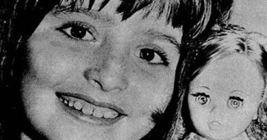 Araceli sorrindo segurando boneca