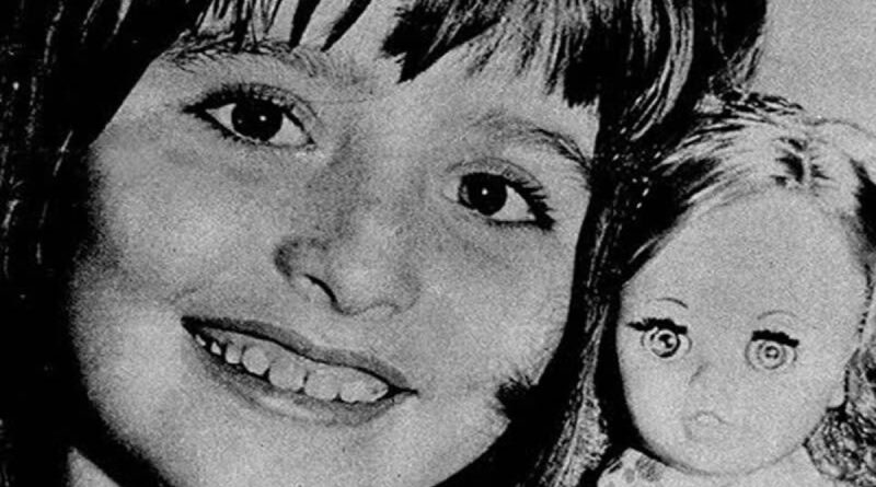 Araceli sorrindo segurando boneca