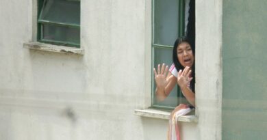 Eloá na janela do apartamento no momento do sequestro