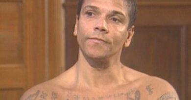 Pedrinho Matador sem camisa exibindo tatuagens