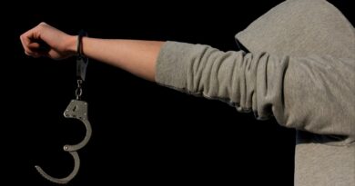 O que é indulto? Pessoa com algema aberta no braço