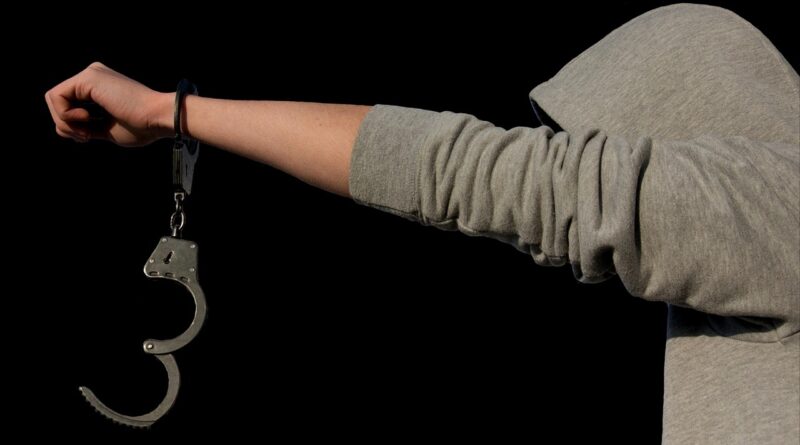 O que é indulto? Pessoa com algema aberta no braço