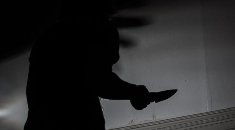 Sombra de pessoa com faca na mão seguindo modus operandi