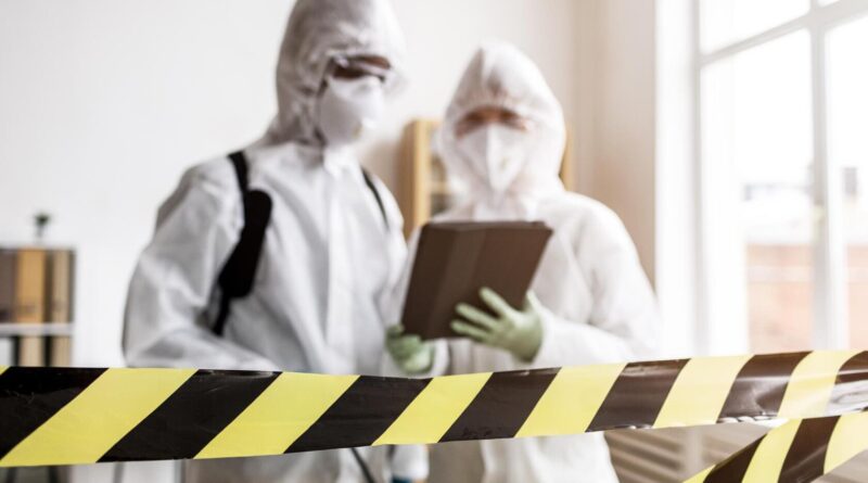 Peritos conversando em cena do crime saponificação cadavérica