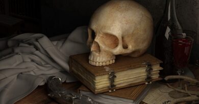 Crânio em cima de livros antigos de true crime