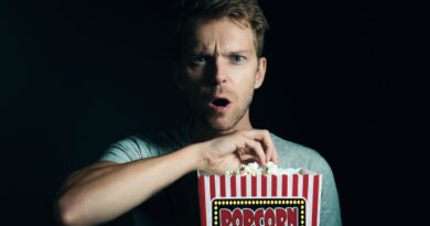 Homem assistindo filmes de casos criminais