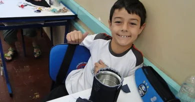 Bernado Boldrini sentado em sala de aula