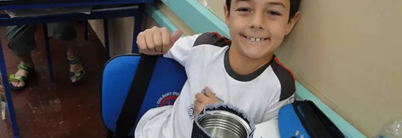 Bernado Boldrini sentado em sala de aula