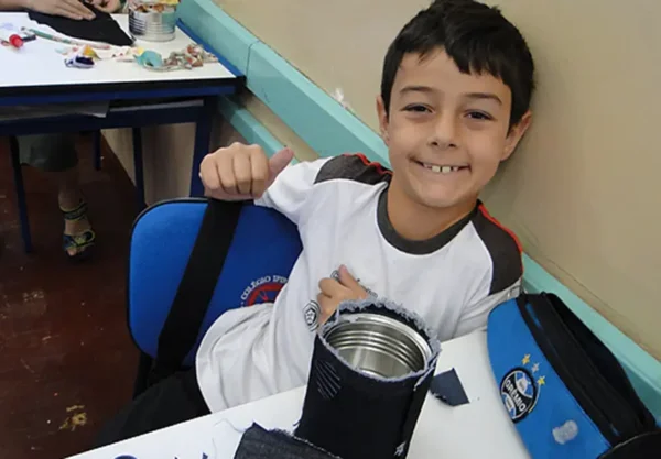 Bernado Boldrini sentado em sala de aula