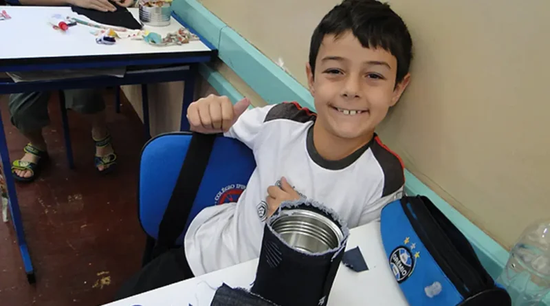 Bernado Boldrini sentado em sala de aula