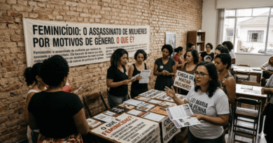 Mulheres organizando manifestação contra feminicídio