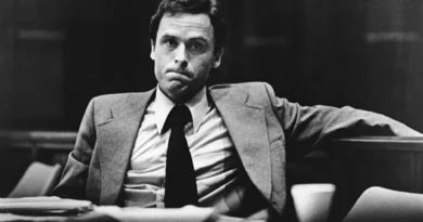Ted Bundy sentado