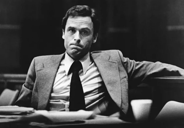 Ted Bundy sentado